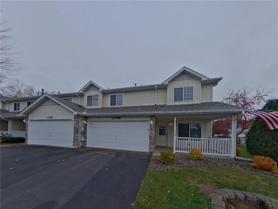 13758 Flay Ave N in Hugo, MN - Building Photo