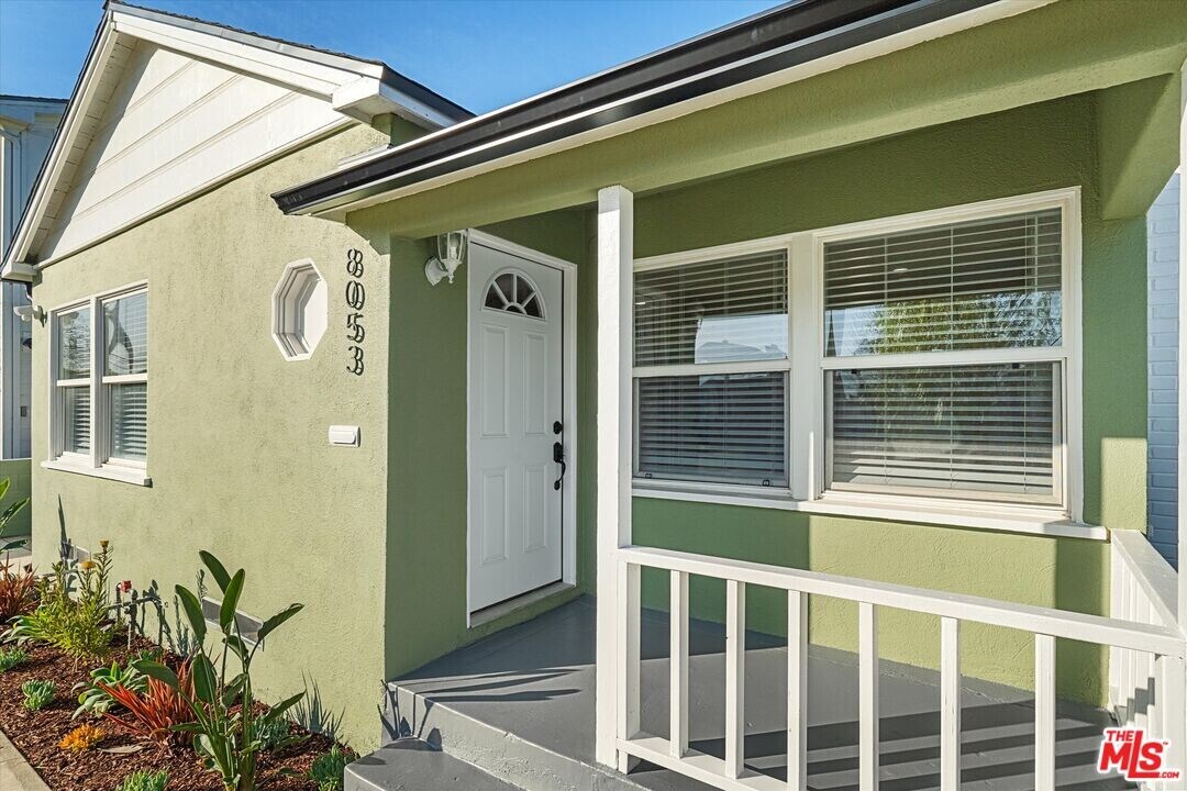 8053 Altavan Ave in Los Angeles, CA - Building Photo