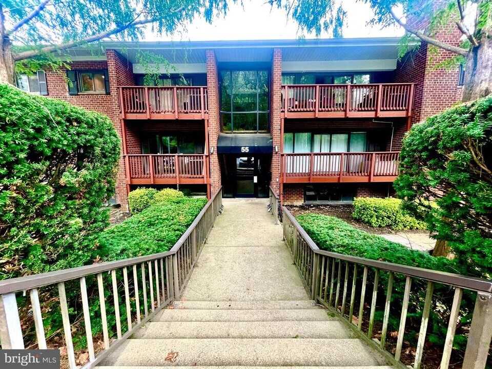 55 Skyhill Rd in Alexandria, VA - Building Photo