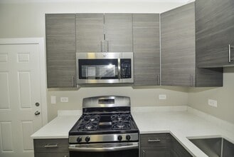 2230 N Sawyer Ave, Unit A06W in Chicago, IL - Foto de edificio - Building Photo