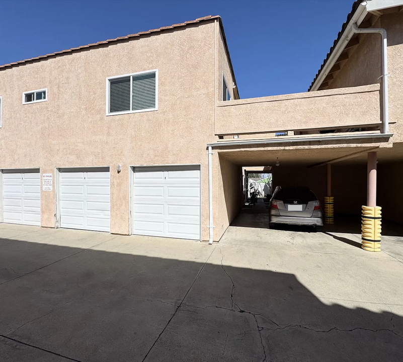17511 Newland St in Huntington Beach, CA - Building Photo