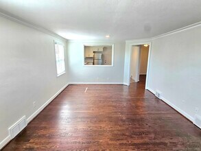 387 Quaker Ln S in West Hartford, CT - Building Photo - Building Photo