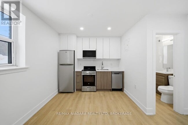 995 O'Connor Dr in Toronto, ON - Building Photo - Building Photo