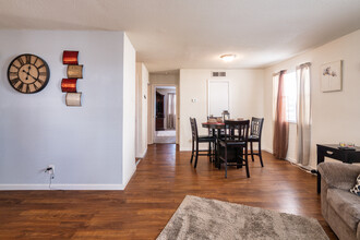 Courtyard Estates in Beaumont, TX - Foto de edificio - Interior Photo