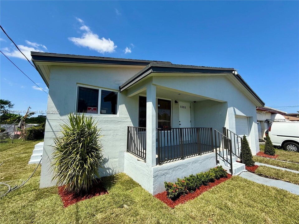 1391 NW 72nd St in Miami, FL - Foto de edificio