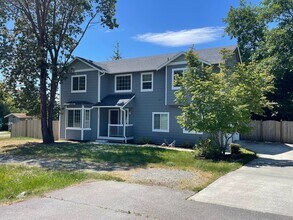 102 NE Albion St in Coupeville, WA - Building Photo - Building Photo