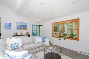 6 Gunpowder Ln in East Hampton, NY - Building Photo