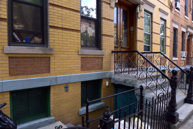 17-12 Woodbine St in Flushing, NY - Foto de edificio - Building Photo