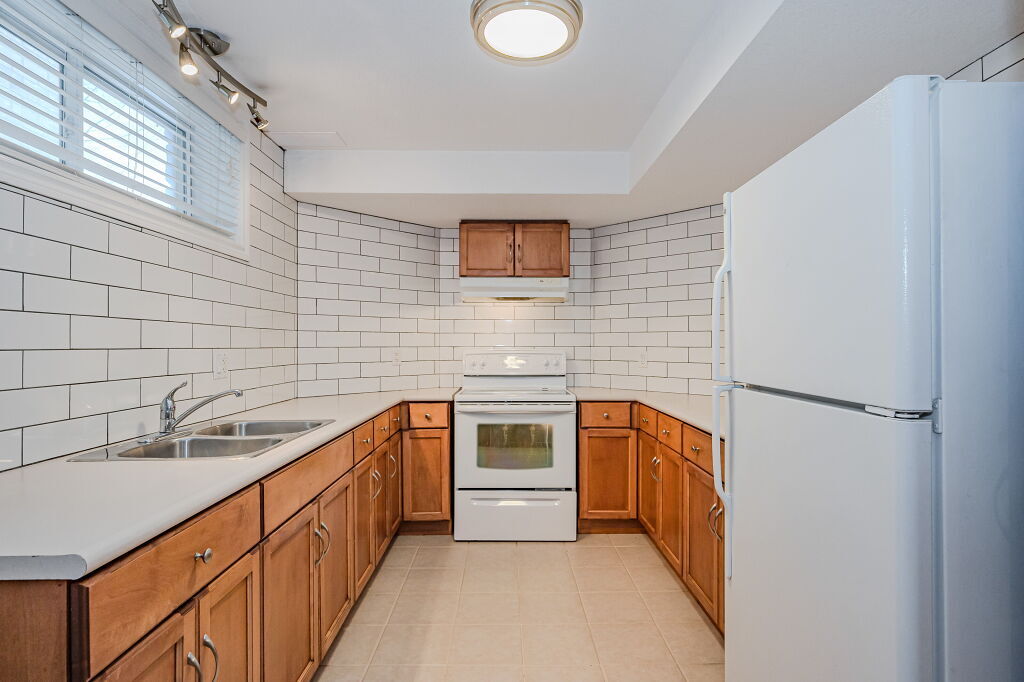 986 Edinburgh Rd S in Guelph, ON - Building Photo