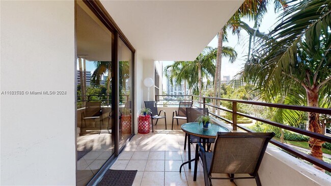 2500 Parkview Dr in Hallandale Beach, FL - Building Photo - Building Photo