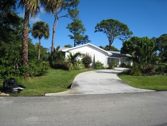 1 SE Sharon St in Hobe Sound, FL - Building Photo - Building Photo