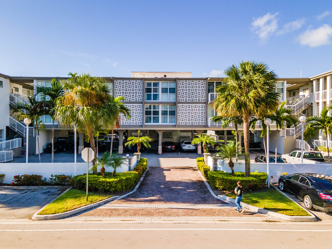 1080 99th St in Bay Harbor Islands, FL - Foto de edificio - Building Photo