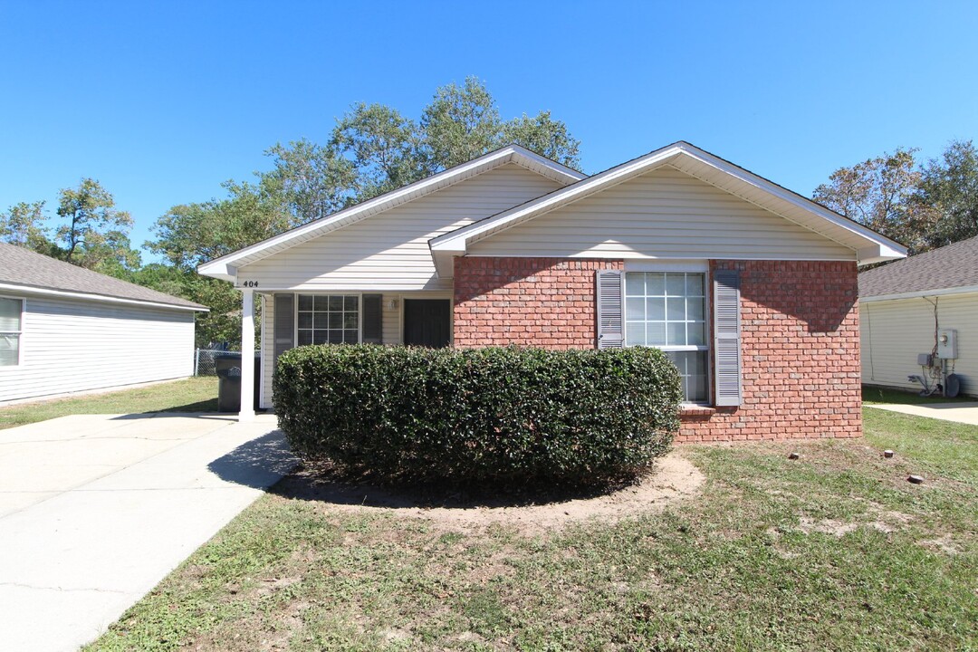 404 Oak Knoll Ln in Pensacola, FL - Foto de edificio