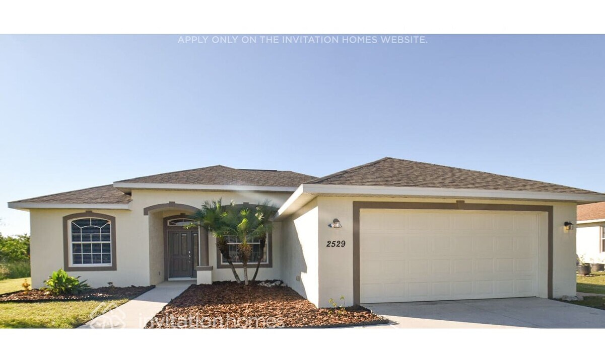 2529 Pan American Blvd in North Port, FL - Foto de edificio