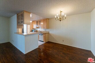 5330 Zelzah Ave in Los Angeles, CA - Building Photo - Building Photo
