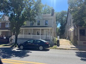 321 W Race St, Unit Unit D in Martinsburg, WV - Building Photo