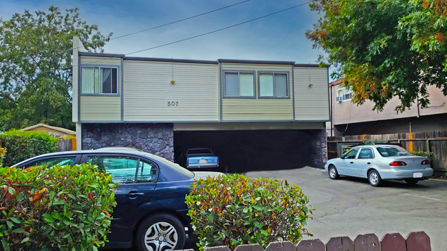 Dewey Apartments in Stockton, CA - Building Photo - Building Photo