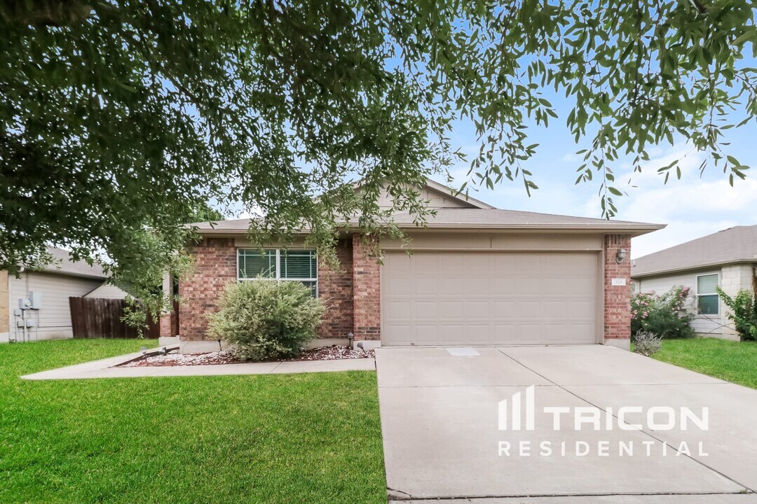 320 Almquist St in Hutto, TX - Building Photo