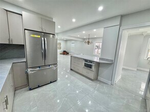 32 Berkshire Rd in Great Neck, NY - Foto de edificio - Building Photo