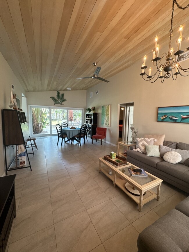 108 Colonia Ln W in Nokomis, FL - Foto de edificio - Building Photo