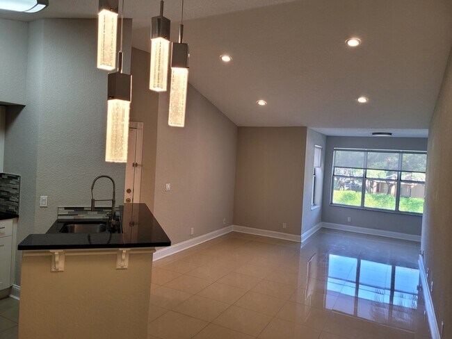 3340 Pinewalk Dr N, Unit CORAL KEY CONDO in Margate, FL - Building Photo - Building Photo