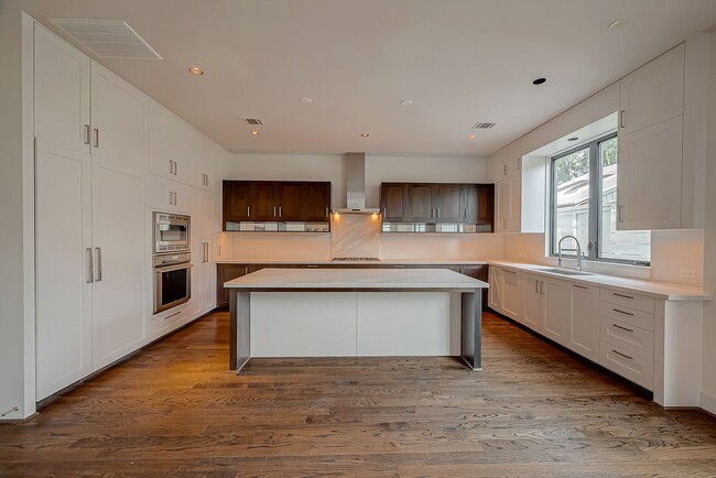 property at 2114 Potomac Dr