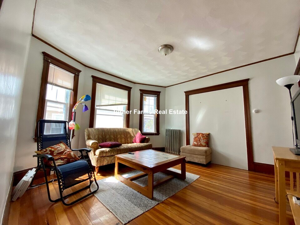 106 W Adams St, Unit 1st floor in Somerville, MA - Foto de edificio