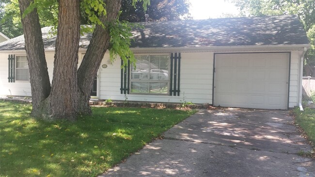 2702 W Daniel St in Champaign, IL - Building Photo - Building Photo