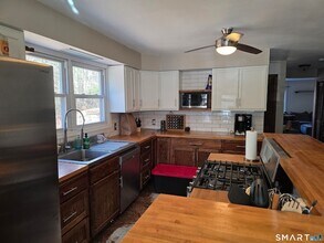 61 N Shore Rd in Voluntown, CT - Foto de edificio - Building Photo