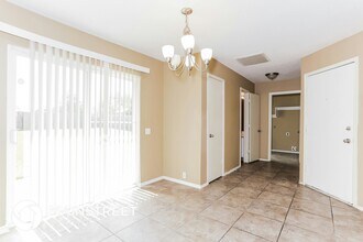 6734 Ambercrest Dr in Arlington, TX - Foto de edificio - Building Photo