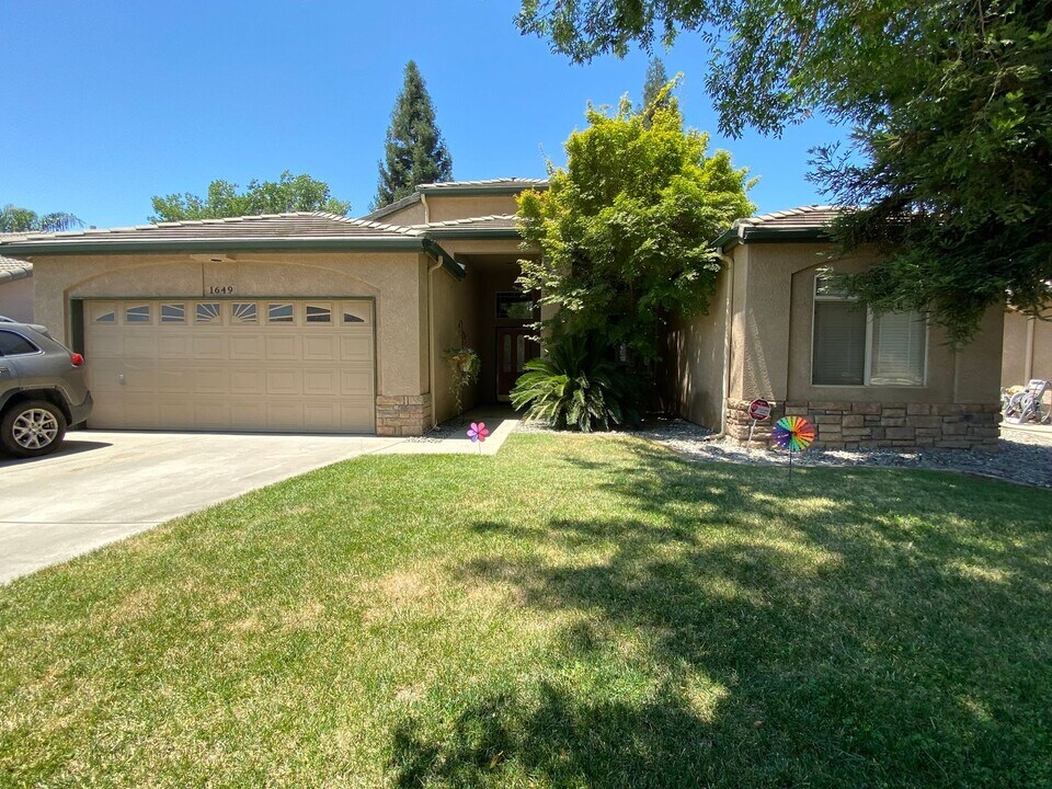 1649 N Sol Ct in Visalia, CA - Building Photo