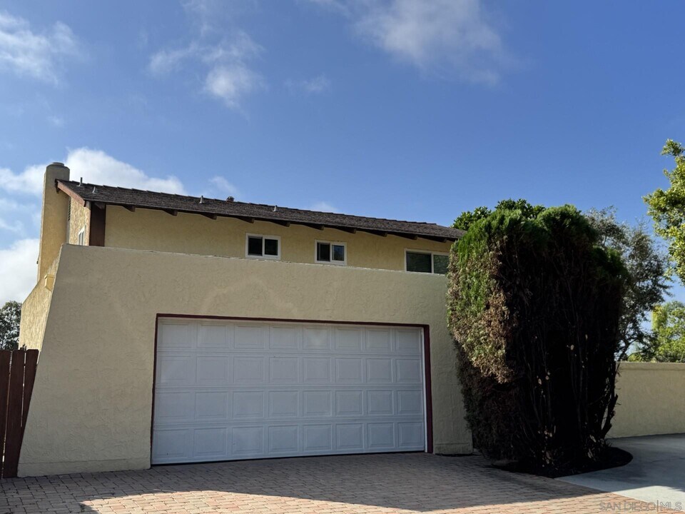 3582 Governor Dr in San Diego, CA - Building Photo