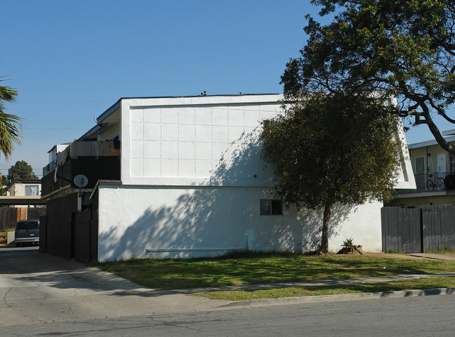 766 Shalimar Dr. in Costa Mesa, CA - Foto de edificio - Building Photo