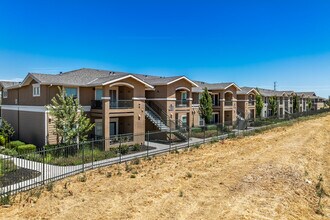 Greenbriar in Sacramento, CA - Foto de edificio - Building Photo