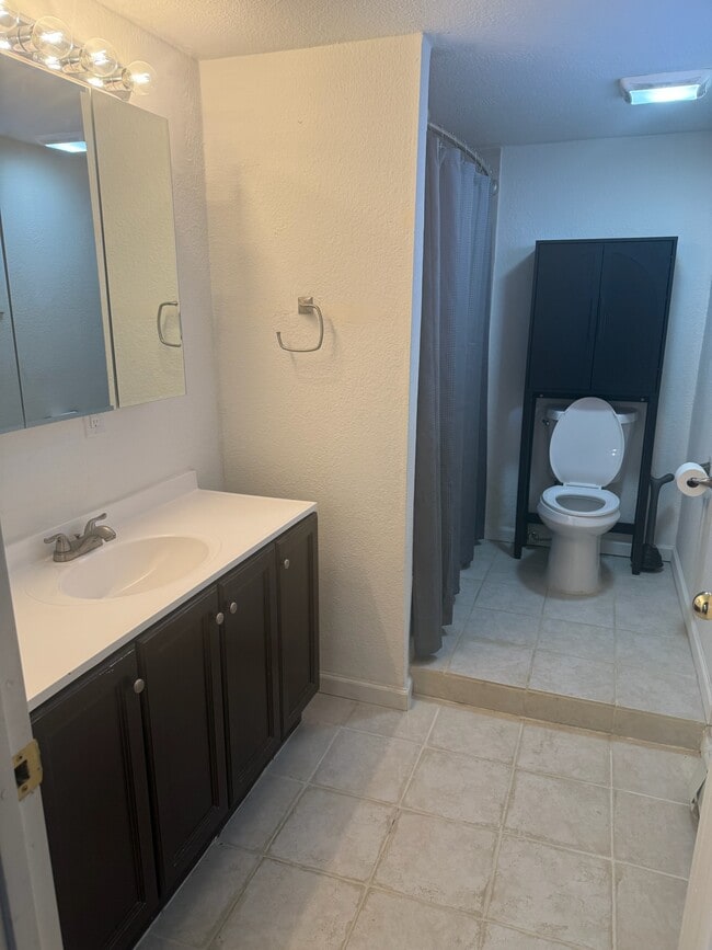 1404 E 11th Ave, Unit Unit B in Anchorage, AK - Building Photo - Building Photo