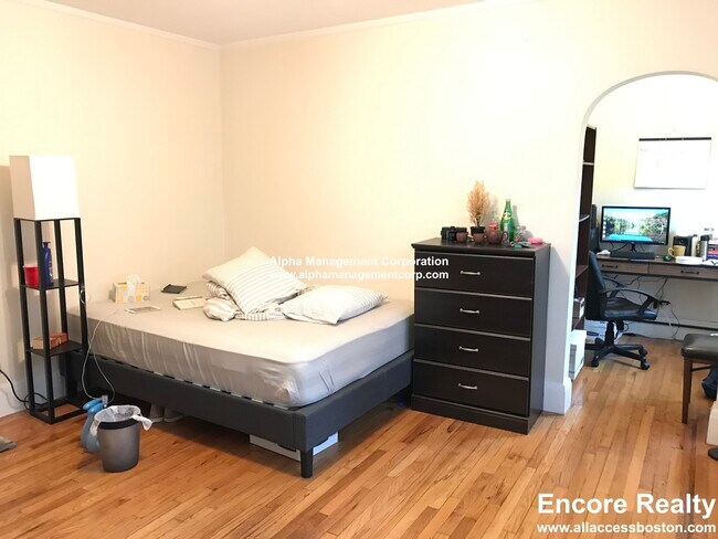 349 Pleasant St in Malden, MA - Foto de edificio - Building Photo