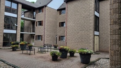 181 Loomis Dr in West Hartford, CT - Building Photo - Building Photo