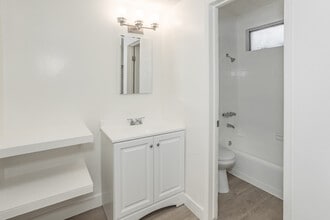 6352 Cedar Street in Huntington Park, CA - Foto de edificio - Interior Photo