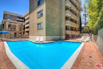 1300 Midvale Ave, Unit 202 in Los Angeles, CA - Foto de edificio - Building Photo