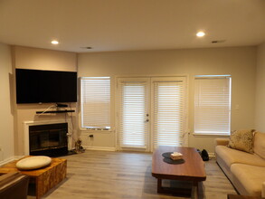 8717 Brittany Dr in Wayne, NJ - Foto de edificio - Building Photo