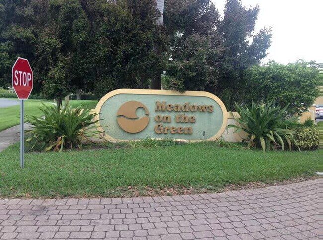 915 Meadows Cir in Boynton Beach, FL - Foto de edificio - Building Photo