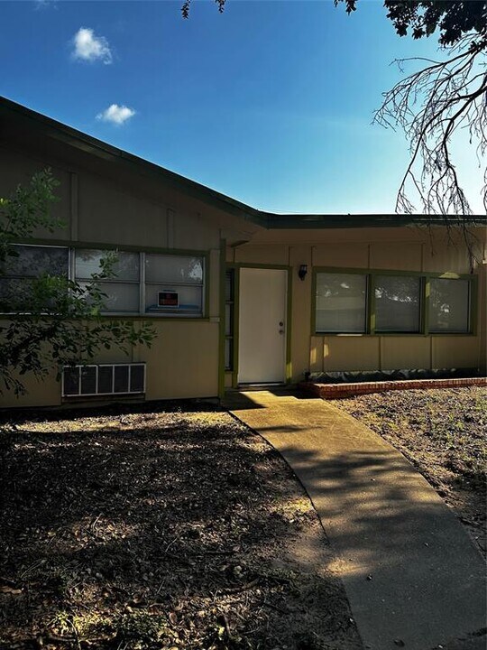 205 Dooley St-Unit -B in Prairie View, TX - Building Photo