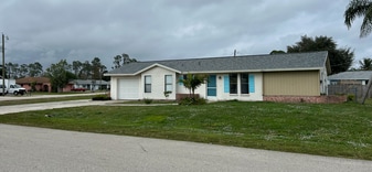 9149 Shaddock Rd E in Ft. Myers, FL - Building Photo