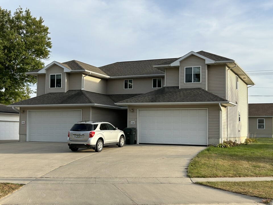 1526 Starview Dr in Cedar Falls, IA - Foto de edificio