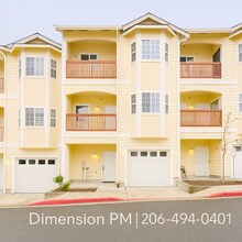 Heart of Renton! Amazing 4 bed, 3.5 bath Renton townhome in a desirable location! Easy self showi in Renton, WA - Building Photo - Building Photo