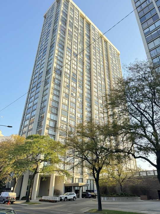 5455 N Sheridan Rd in Chicago, IL - Building Photo