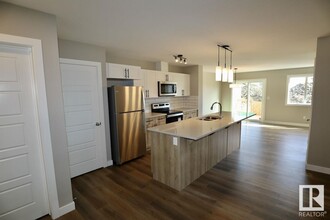 9357 Pear Link SW in Edmonton, AB - Building Photo - Building Photo