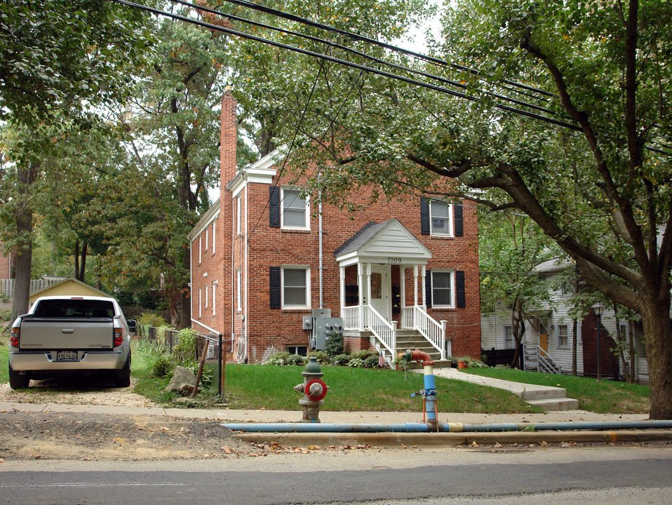 7209 Flower Ave in Takoma Park, MD - Foto de edificio