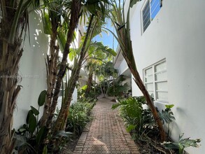 911 Meridian Ave in Miami Beach, FL - Building Photo - Building Photo