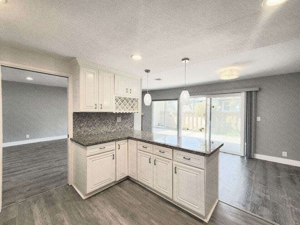 614 Ara Ln in Foster City, CA - Building Photo